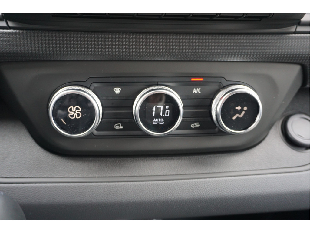 37926122-renault-trafic-13