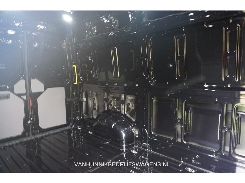 38016621-volkswagen-crafter-8