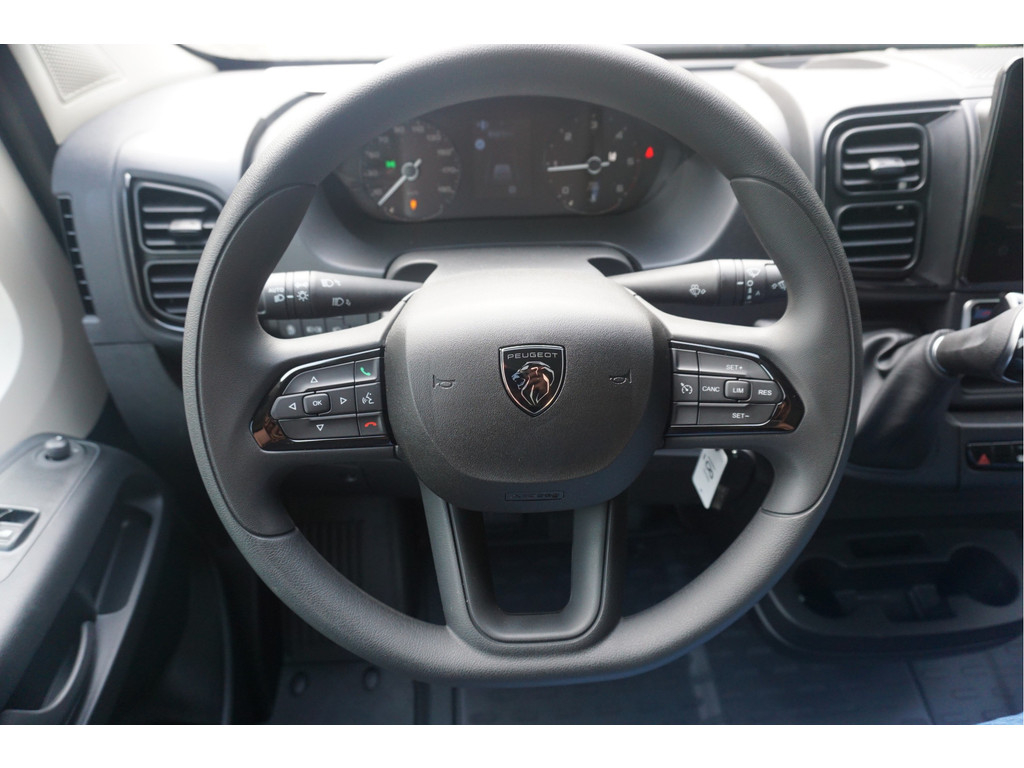 42122679-peugeot-boxer-10