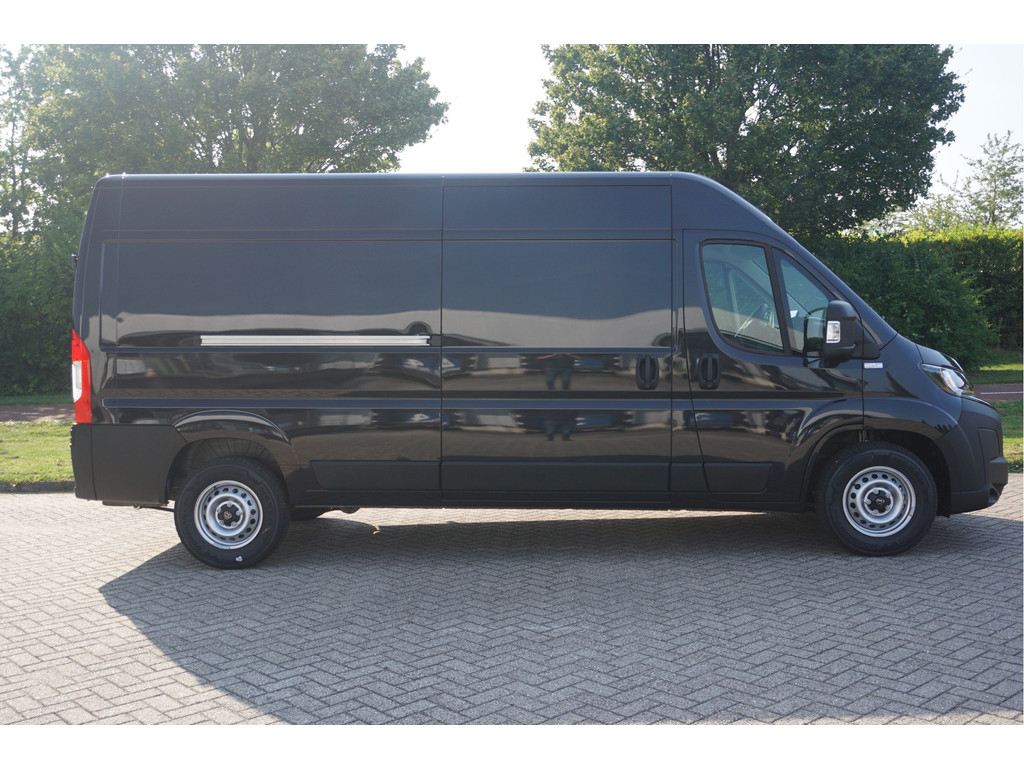 42122679-peugeot-boxer-6