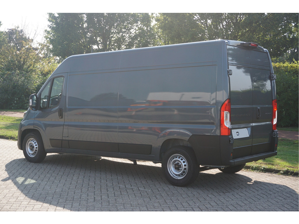 42122836-peugeot-boxer-3