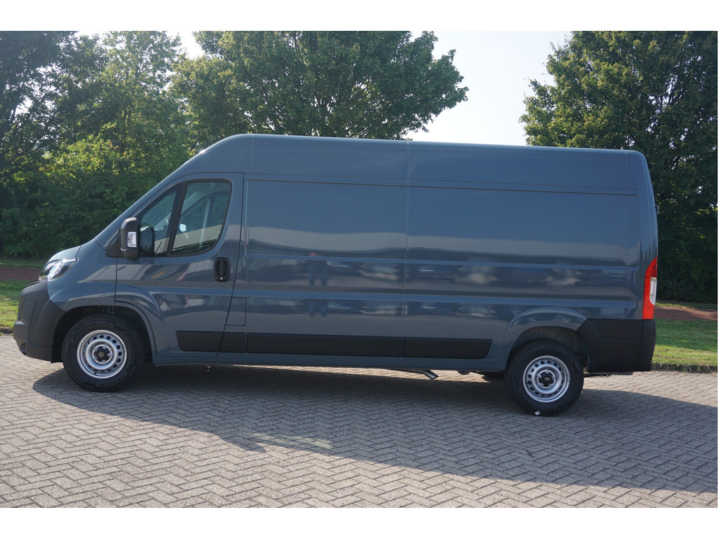 42123491-peugeot-boxer-2