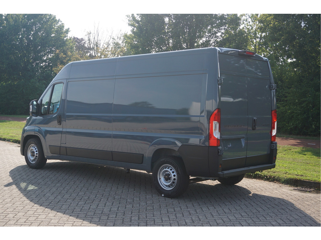 42123491-peugeot-boxer-3