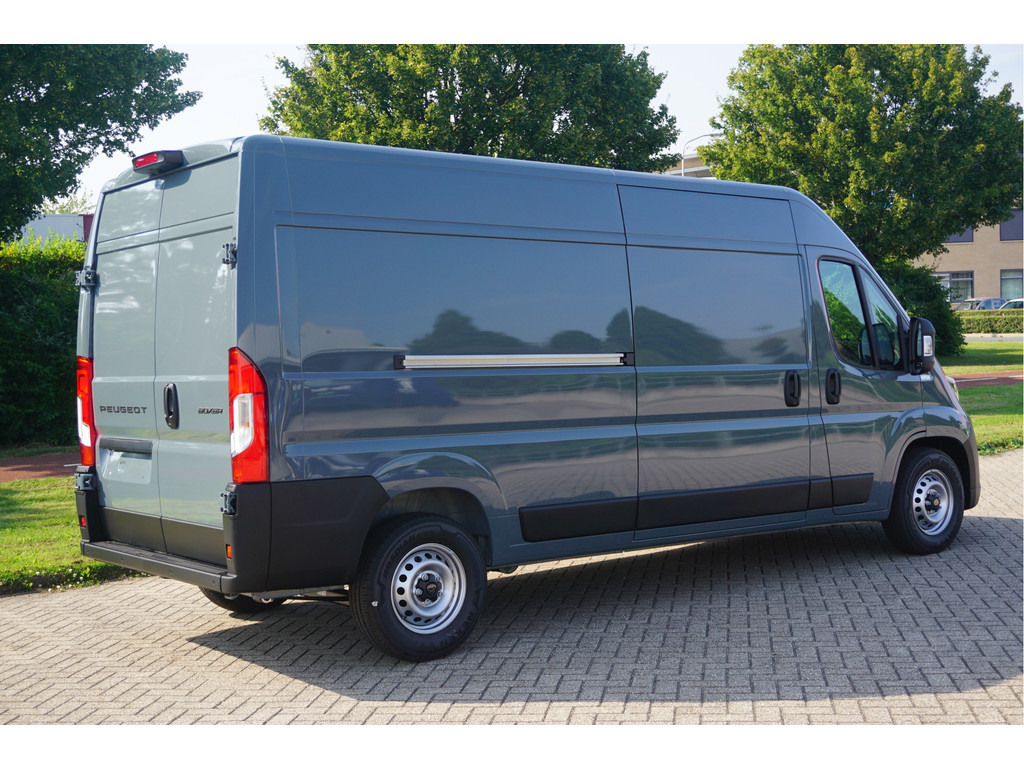 42123491-peugeot-boxer-5