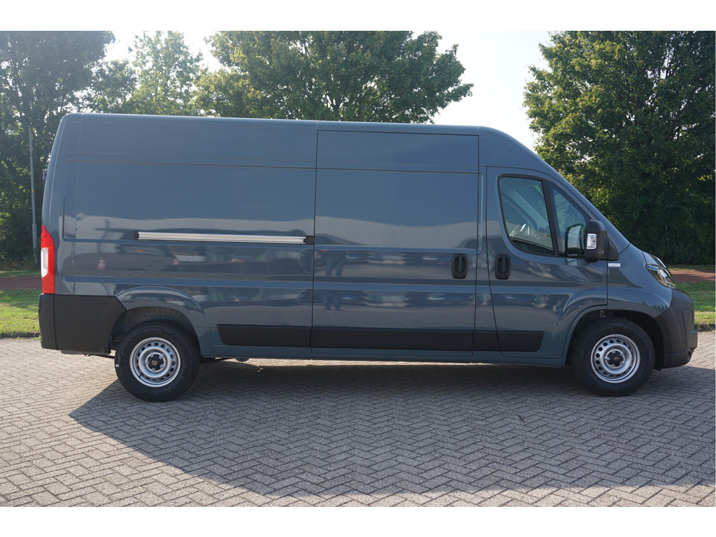 42123491-peugeot-boxer-6