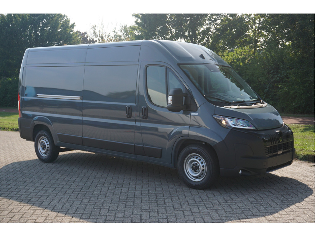 42123491-peugeot-boxer-7