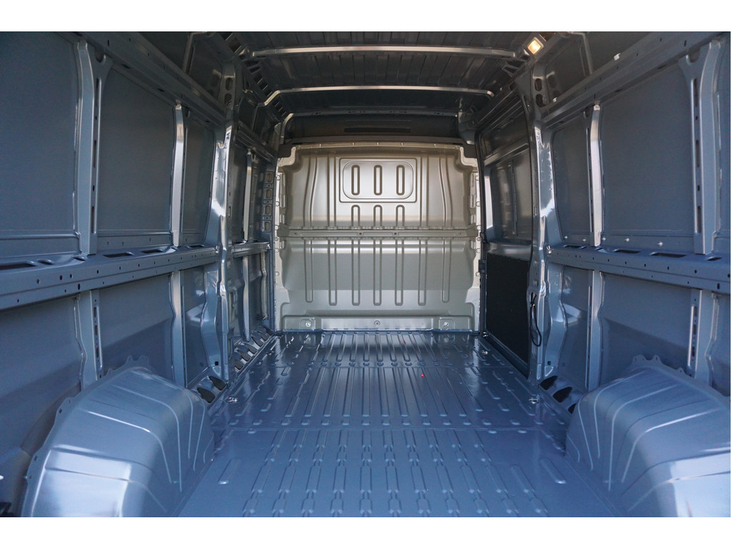 42123491-peugeot-boxer-8