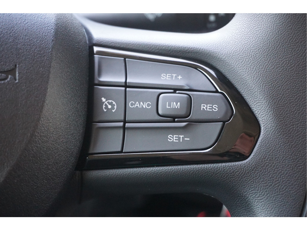 42123765-peugeot-boxer-18