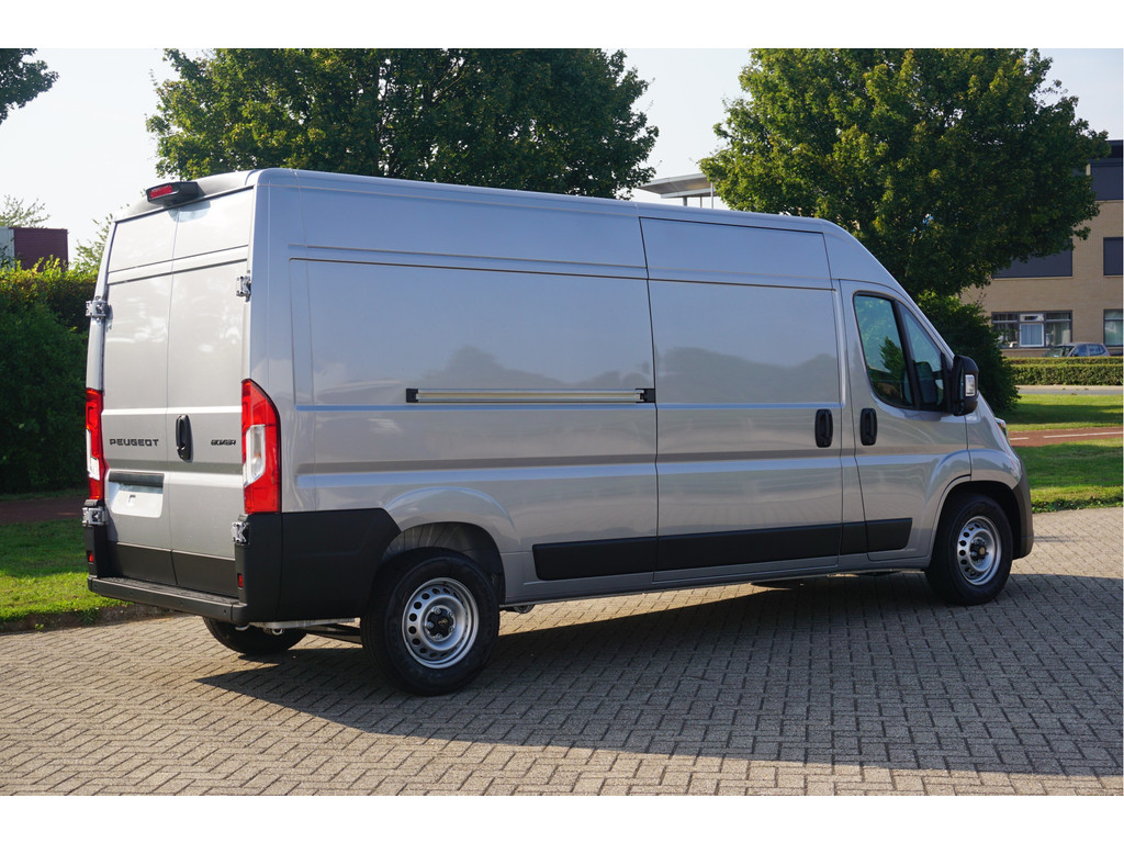 42123803-peugeot-boxer-5