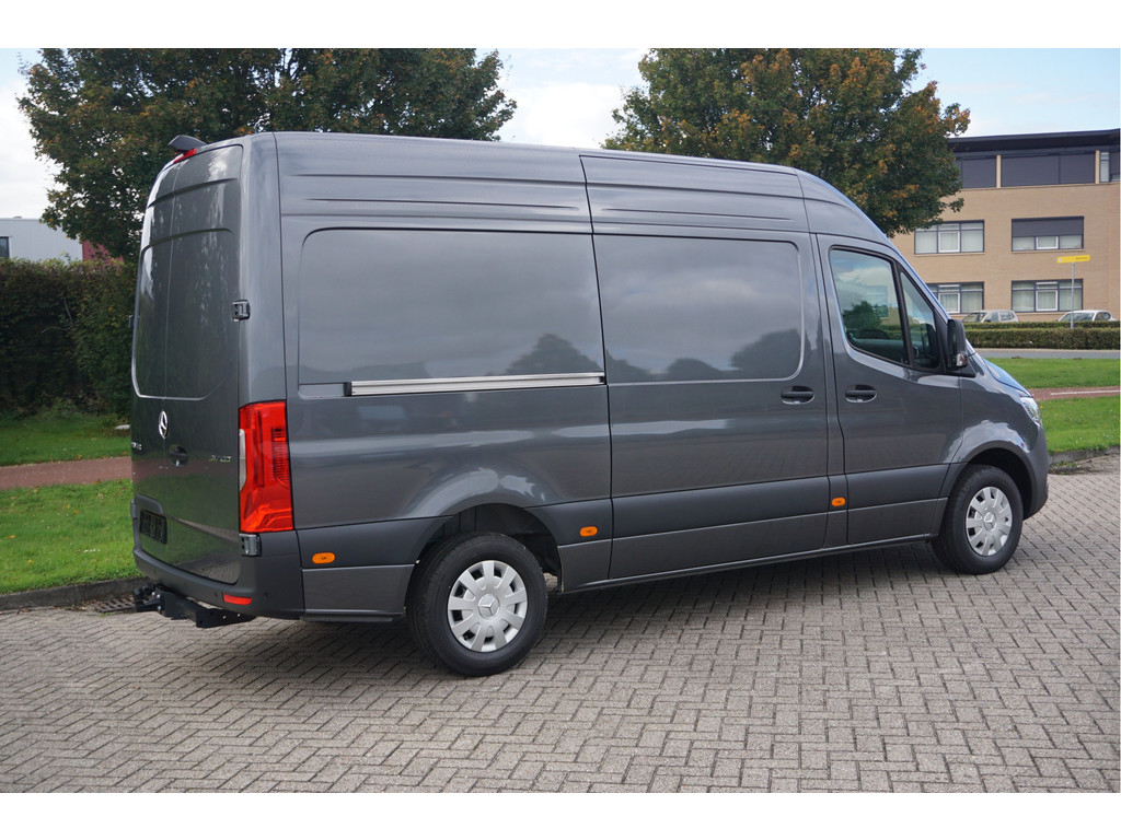 42171081-mercedes-benz-sprinter-4