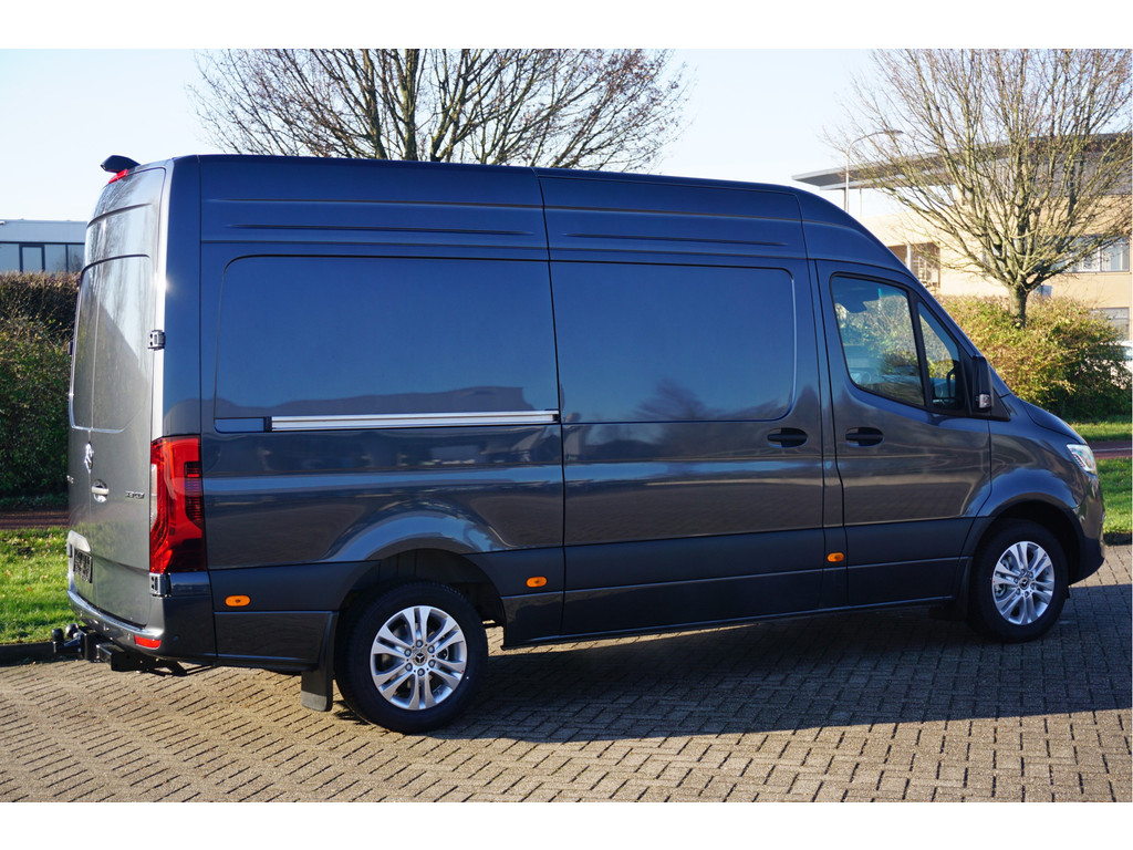 42172582-mercedes-benz-sprinter-4