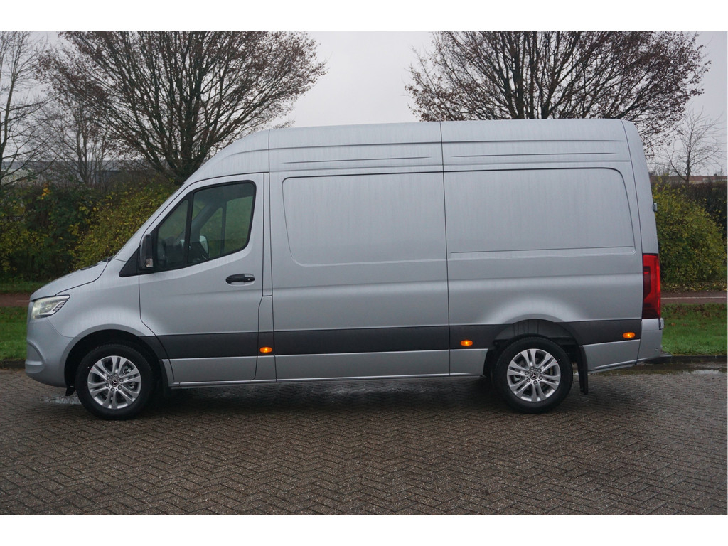 42172688-mercedes-benz-sprinter-2