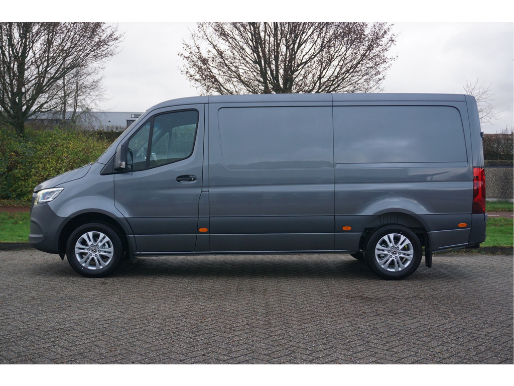 42172748-mercedes-benz-sprinter-2