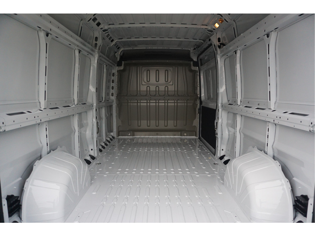 42945142-peugeot-boxer-8