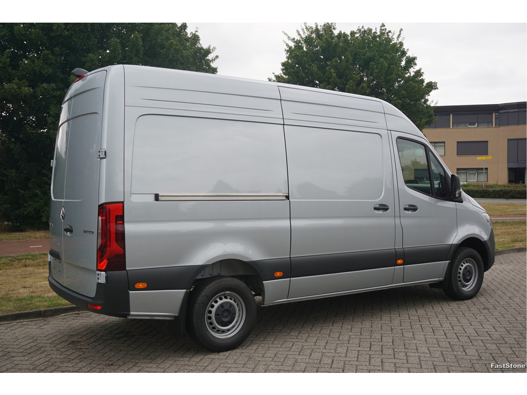 47569424-mercedes-benz-sprinter-4