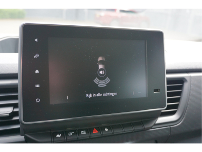 38487506-renault-trafic-12