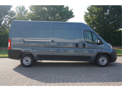 42123486-peugeot-boxer-6