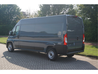 42123491-peugeot-boxer-3