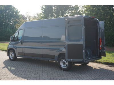 42123491-peugeot-boxer-4