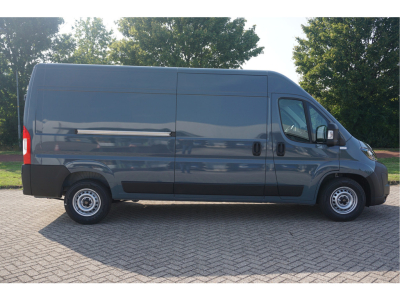 42123491-peugeot-boxer-6