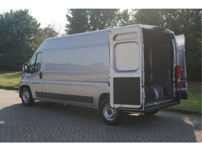 42123706-peugeot-boxer-4