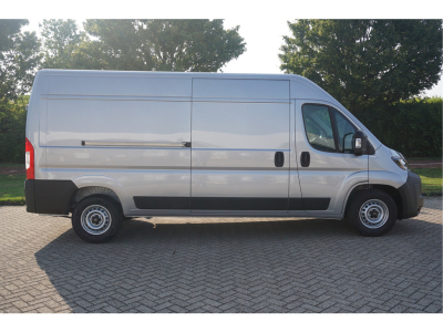 42123761-peugeot-boxer-6