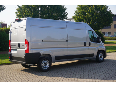 42123765-peugeot-boxer-5