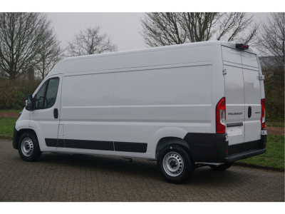 42945142-peugeot-boxer-3